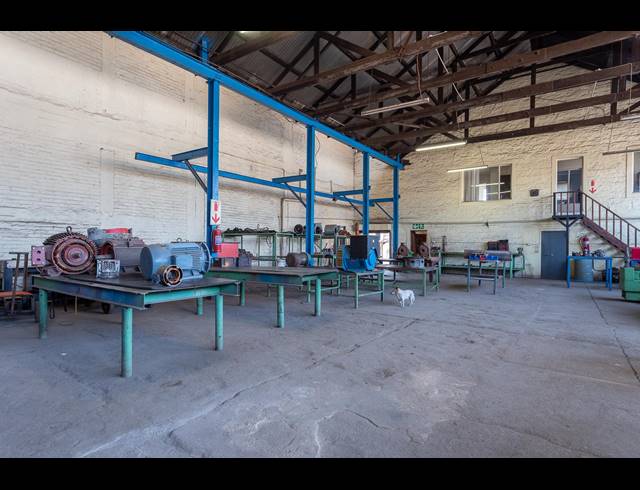 1,140M² BUILDING FOR SALE IN CITY & SUBURBAN